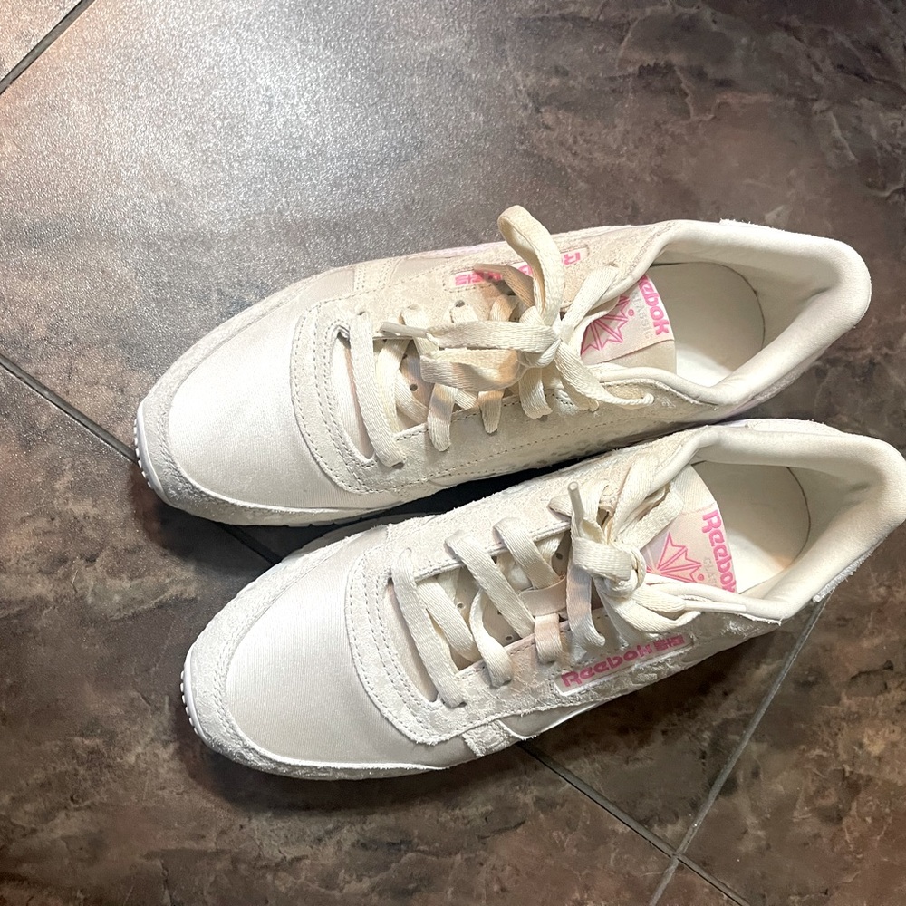 Almost brand new Reebok tennis shoes.